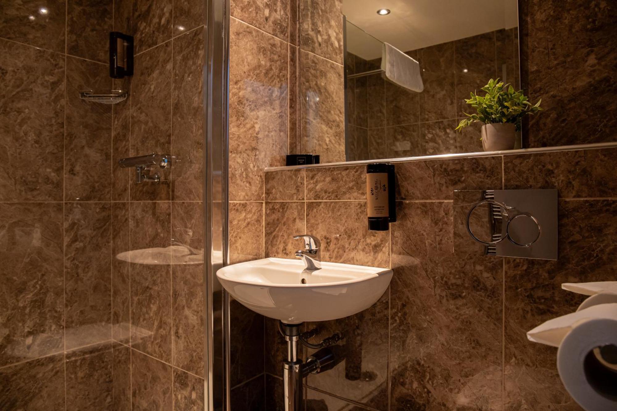 The Enniskillen Hotel And Motel エクステリア 写真