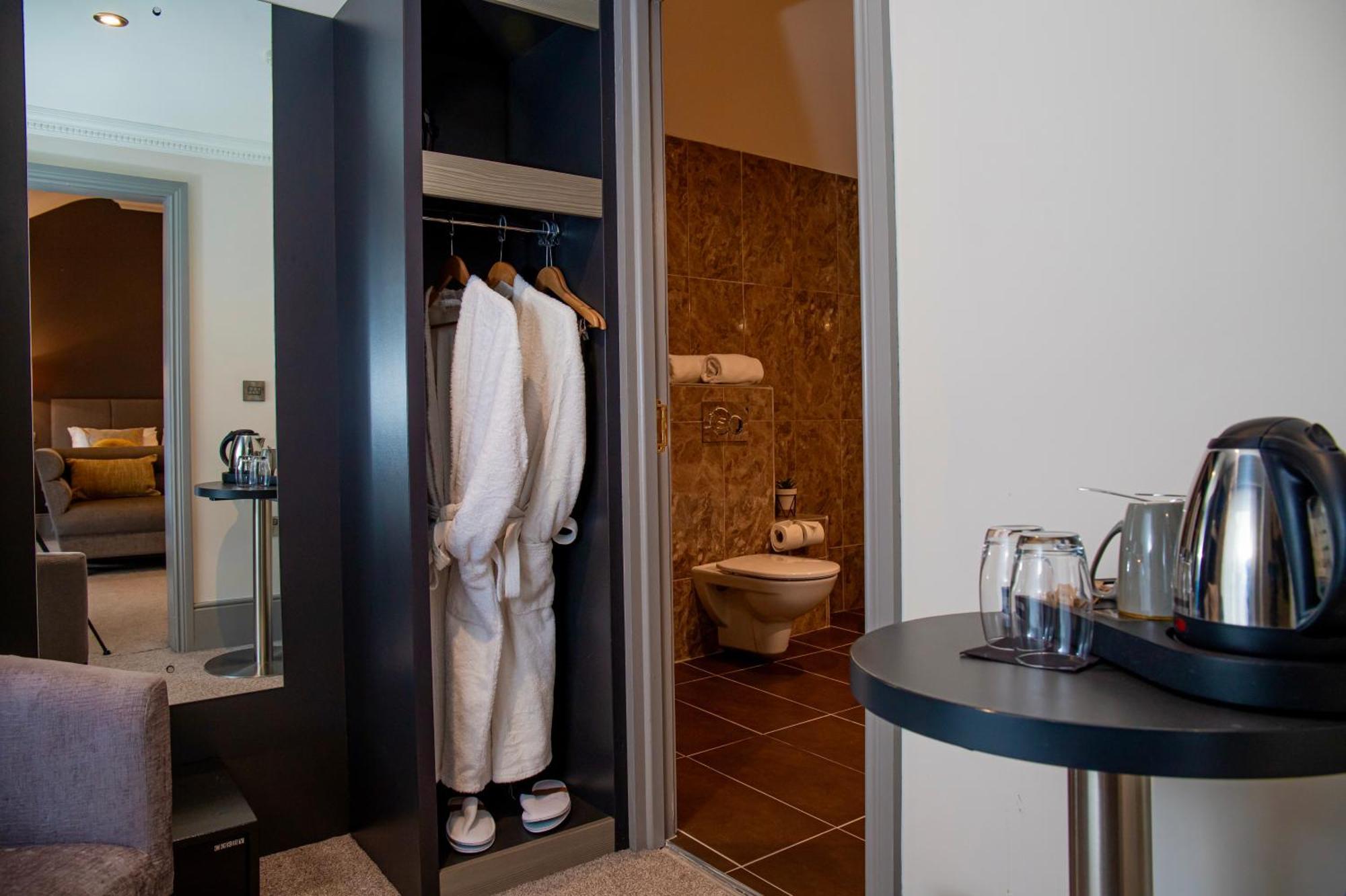 The Enniskillen Hotel And Motel エクステリア 写真